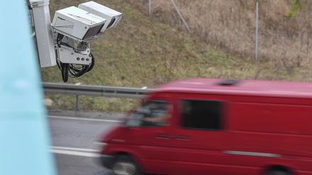 Auch an einer Brücke über der Autobahn 12 zwischen Berlin und Frankfurt (Oder) ist das System KESY angebracht.