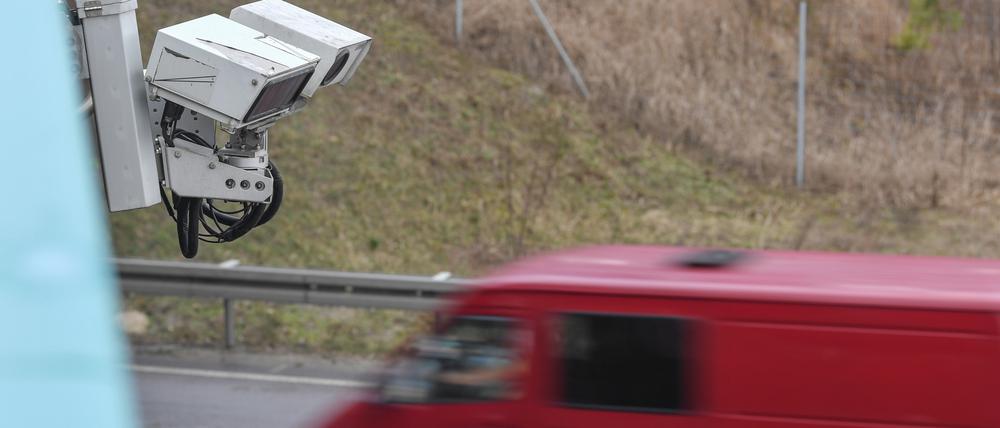 Auch an einer Brücke über der Autobahn 12 zwischen Berlin und Frankfurt (Oder) ist das System KESY angebracht.