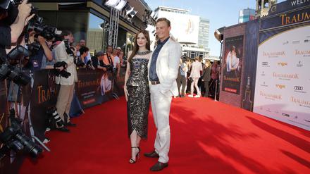 Hauptdarsteller Emilia Schüle und Dennis Mojen vor dem Berliner Zoopalast.