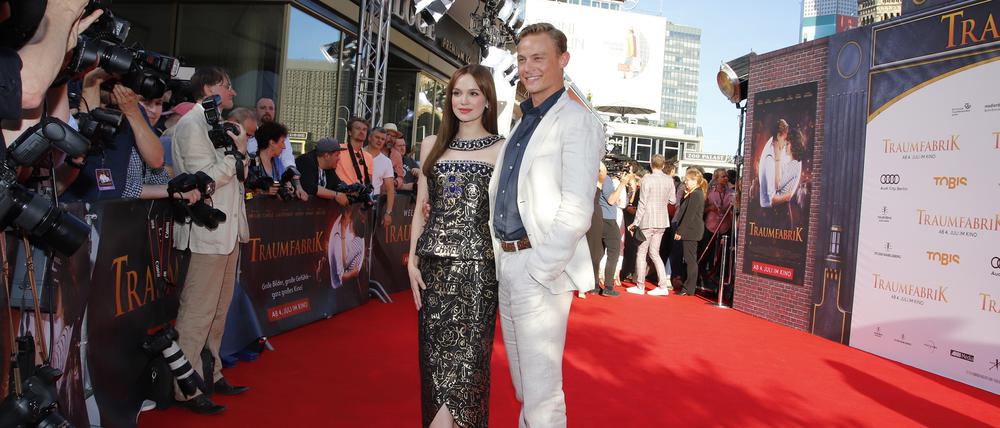 Hauptdarsteller Emilia Schüle und Dennis Mojen vor dem Berliner Zoopalast.