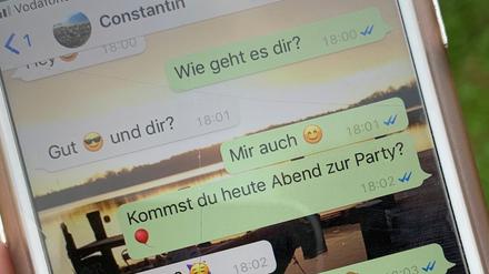 Verabredung digital. Die Großeltern schrieben noch Briefe und Einladungen. Die Enkel verabreden sich per Smartphone.