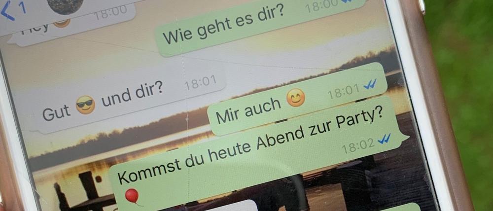 Verabredung digital. Die Großeltern schrieben noch Briefe und Einladungen. Die Enkel verabreden sich per Smartphone.