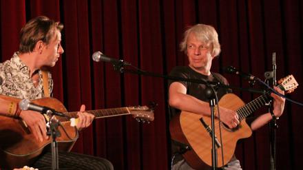 "Gundermann" Darsteller Alexander Scheer mit Regisseur Andreas Dresen bei einem kleinen Konzert im vergangenen Jahr.