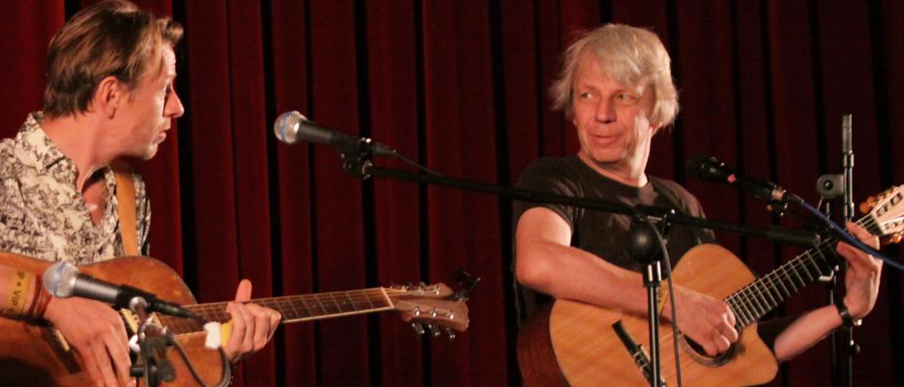 "Gundermann" Darsteller Alexander Scheer mit Regisseur Andreas Dresen bei einem kleinen Konzert im vergangenen Jahr.