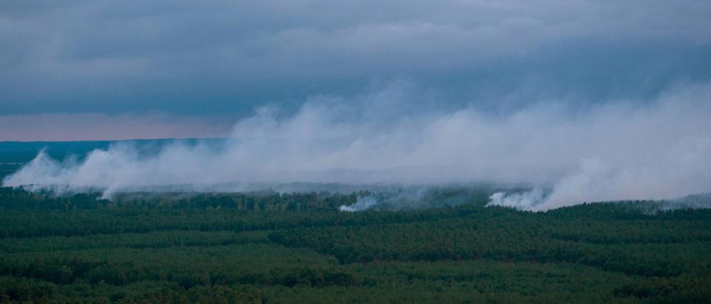 Rauch steigt aus dem brennenden Waldgebiet bei Lübtheen in Mecklenburg-Vorpommern auf.