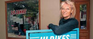 „28 Jahre“ steht am Schaufenster des Sportladens von Ulrike Bruns - im August wären es 29 Jahre geworden.