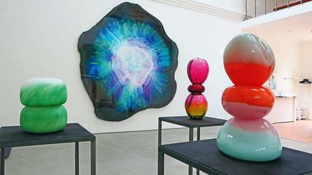 Wolfgang Ganters Arbeit „Tiny-Supernova“ (links) ist eine Arbeit auf Holz und derzeit im Kunsthaus zu sehen.