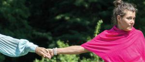 Julia versucht ihren Romeo zu halten. 