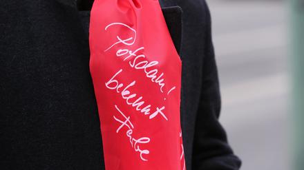 Mike Schubert mit einem Schal des Bündnisses "Potsdam bekennt Farbe" im Frühjahr 2019.