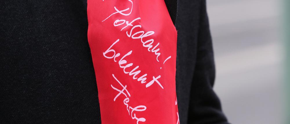 Oberbürgermeister Mike Schubert (SPD) mit einem Schal des Bündnisses „Potsdam bekennt Farbe“ im Frühjahr 2019. (Symbolbild)