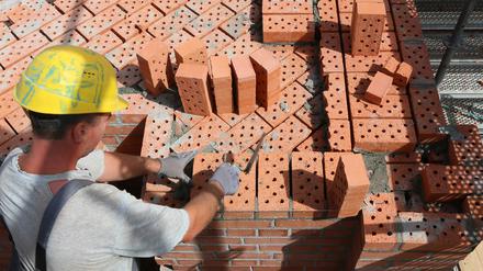 Auf je eine Lage längs und eine Lage quer verlegter Ziegel folgen zwei weitere, die zueinander versetzt im 45-Grad-Winkel gemauert werden.