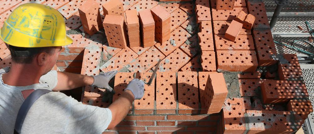 Auf je eine Lage längs und eine Lage quer verlegter Ziegel folgen zwei weitere, die zueinander versetzt im 45-Grad-Winkel gemauert werden.