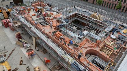 Für den Turm der Garnisonkirche vermauern die Bauarbeiter insgesamt fast drei Millionen Ziegelsteine.