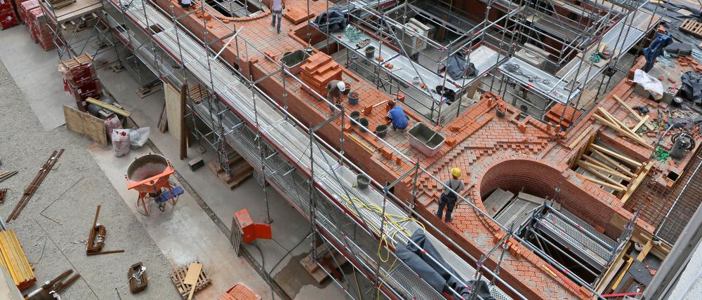 Für den Turm der Garnisonkirche vermauern die Bauarbeiter insgesamt fast drei Millionen Ziegelsteine.