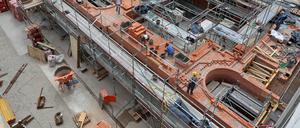 Für den Turm der Garnisonkirche vermauern die Bauarbeiter insgesamt fast drei Millionen Ziegelsteine.