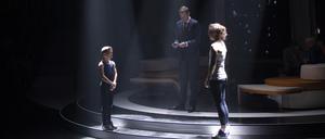 Moderator Kai Pflaume mit Elyas Nabi (links) und Laura Dahlmeier vor dem Kniebeugen-Duell in der TV-Sendung "Klein gegen Gross" in der ARD.