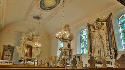 Überraschungseffekt. Im Innern offenbart die von außen eher schlichte Groß Glienicker Dorfkirche die Pracht der Spätrenaissance. Rund 700.000 Euro sind in den vergangenen beiden Jahrzehnten nach Angaben des Gemeindekirchenrats in die Restaurierung des Sakralbaus geflossen.