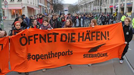 Aktion "Seebrücke" demonstriert in Potsdam gegen die Kriminalisierung der Seenotrettung von Flüchtlingen. (Archivbild vom 20. März 2019)