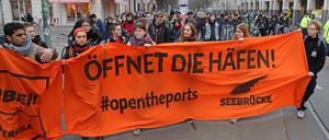 Aktion "Seebrücke" demonstriert in Potsdam gegen die Kriminalisierung der Seenotrettung von Flüchtlingen. (Archivbild vom 20. März 2019)