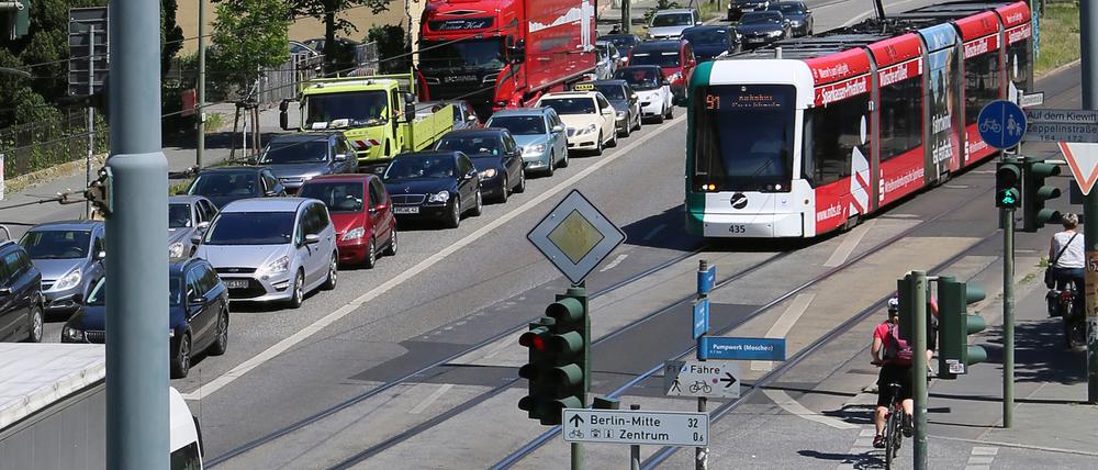 Vor Ampeln wie hier in der Zeppelinstraße steigt die Schadstoffbelastung der Luft an.