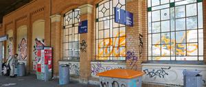 Wenig einladend. Rund um die Medienstadt Babelsberg hat sich in den vergangenen Jahren bereits viel getan, neue Wohnquartiere und Bürohäuser sind entstanden. Am gleichnamigen Bahnhof ist die frische Brise bislang spurlos vorbeigeweht. Hier dominieren Farbschmierereien und Tristess.