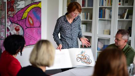 Tina Flau präsentiert ihr Buch.