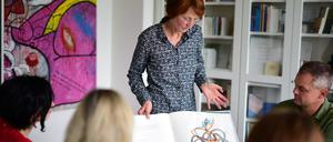 Tina Flau präsentiert ihr Buch. 