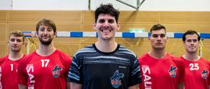 Trainer Daniel Deutsch mit den Neuen: Jan Jochens, Norman Flödl, Josip Simic und Gabriel Gergerfelt (v.l.). 