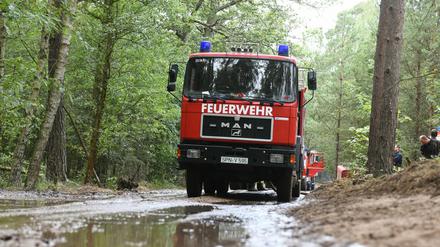Der regnerische Start in den Freitag sorgte für etwas Entspannung im Kampf gegen die Flammen in der Lieberoser Heide.