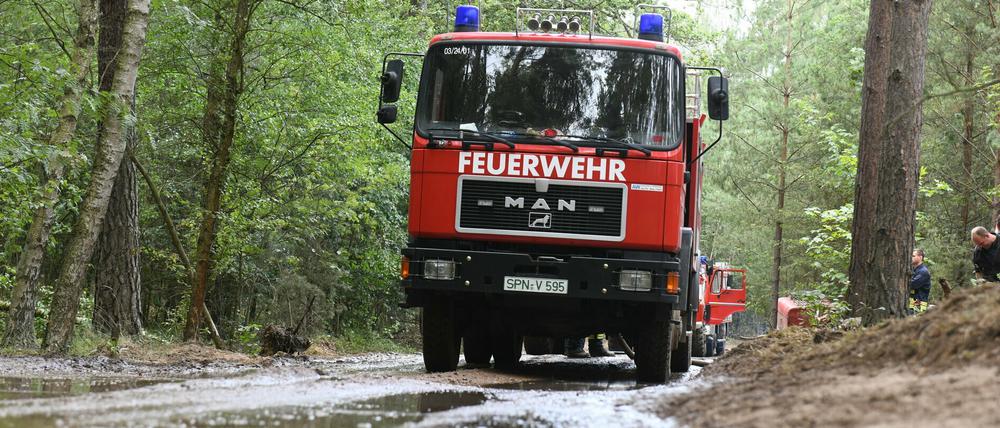 Der regnerische Start in den Freitag sorgte für etwas Entspannung im Kampf gegen die Flammen in der Lieberoser Heide.