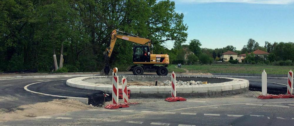 Fertig. Der neue Kreisverkehr wurde im Juni fertig, jetzt folgt der restliche Abschnitt.