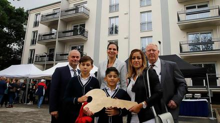 Familie Beganovic, Bürgermeister Thomas Schmidt (SPD), Baustaatssekretärin Ines Jesse und WGT-Chef Klaus Ulrich (v. l.).