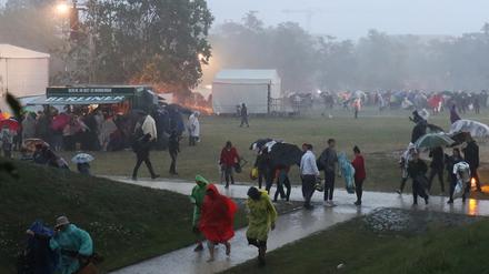 Besucher flüchten vom Gelände im Volkspark.