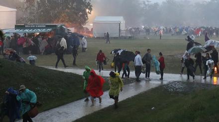 Schnell ins Trockene. Evakuierung am Samstagabend.