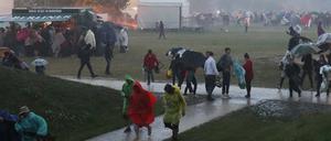 Schnell ins Trockene. Evakuierung am Samstagabend.