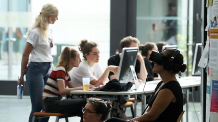 Willkommen in der Zukunft. FH-Studenten arbeiten mit 3-D-Druckern und tauchen in virtuelle Welten ab.