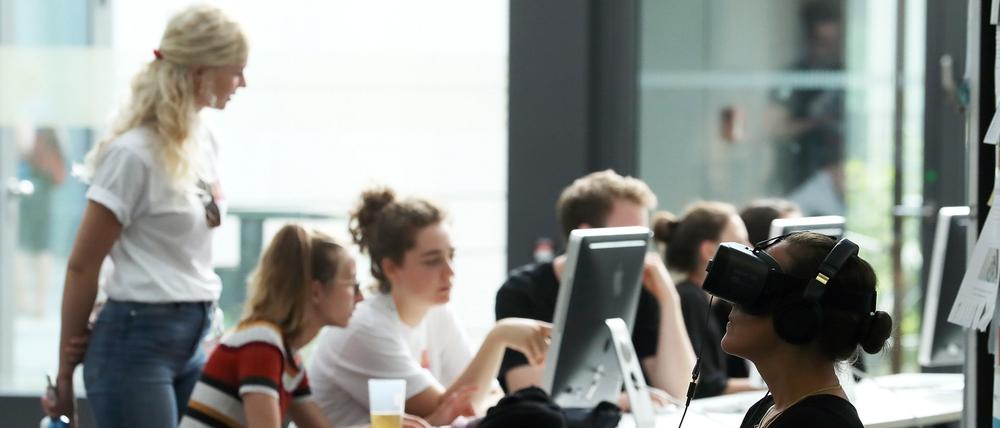 Willkommen in der Zukunft. FH-Studenten arbeiten mit 3-D-Druckern und tauchen in virtuelle Welten ab.