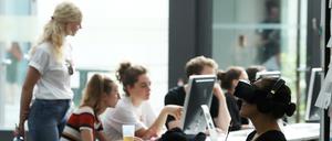 Willkommen in  der Zukunft. FH-Studenten arbeiten mit 3-D-Druckern und tauchen in virtuelle Welten ab. 