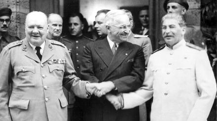 Winston Churchill, Harry S. Truman und Josef Stalin während der Postdamer Konferenz vor Schloss Cecilienhof. 