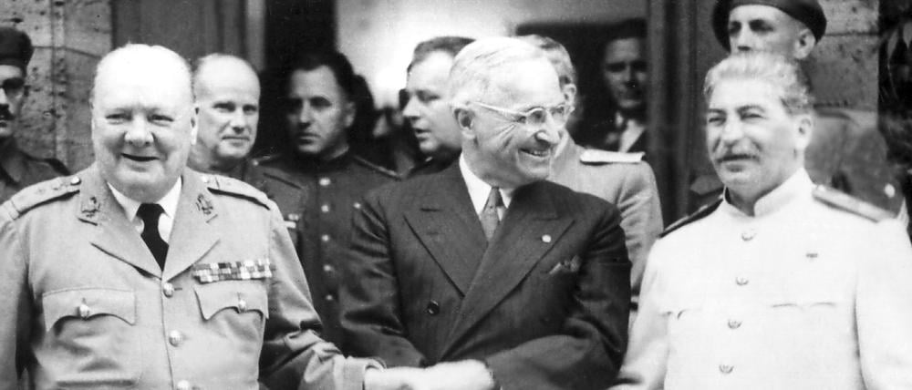 Winston Churchill, Harry S. Truman und Josef Stalin während der Postdamer Konferenz vor Schloss Cecilienhof. 