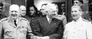 Winston Churchill, Harry S. Truman und Josef Stalin während der Postdamer Konferenz vor Schloss Cecilienhof.