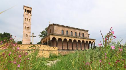 Erbaut als architektonisches Juwel im Potsdamer Seenland, verfiel die Sacrower Heilandskirche im Todesstreifen der DDR-Grenze – und wurde nach dem Mauerfall behutsam restauriert.