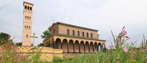 Erbaut als architektonisches Juwel im Potsdamer Seenland, verfiel die Sacrower Heilandskirche im Todesstreifen der DDR-Grenze – und wurde nach dem Mauerfall behutsam restauriert.