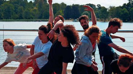 Die Tänzer von der Qxymoron Dance Company vereinten sich vor der Kulisse des Flatowturms mit den Trommlern des Potsdamer Drum Klubs.