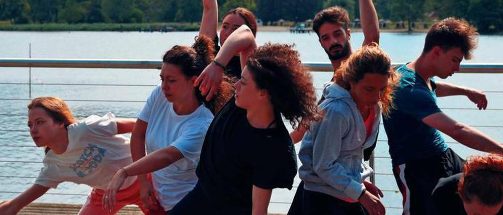 Die Tänzer von der Qxymoron Dance Company vereinten sich vor der Kulisse des Flatowturms mit den Trommlern des Potsdamer Drum Klubs. 