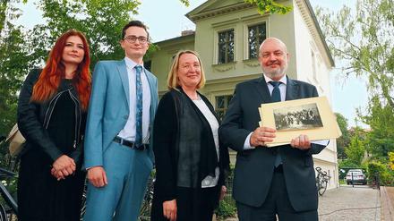 Vor dem einstigen Wohnhaus der Familie kamen am Freitag die Enkel Götz Bachert Ritter Mertz von Quirnheim, seine Schwester Gabriele Schüler und die Urenkelkinder Manuel Bachert Ritter Mertz von Quirnheim und Laura Bachert Mertz von Quirnheim zusammen.