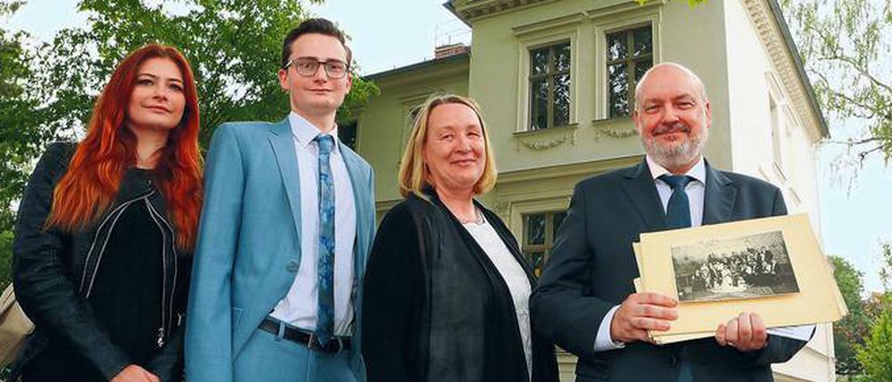 Vor dem einstigen Wohnhaus der Familie kamen am Freitag die Enkel Götz Bachert Ritter Mertz von Quirnheim, seine Schwester Gabriele Schüler und die Urenkelkinder Manuel Bachert Ritter Mertz von Quirnheim und Laura Bachert Mertz von Quirnheim zusammen.