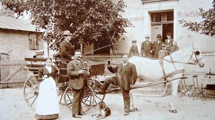 Traditionslokal. 1879 erbaute Albrecht Kabler (Bild links, 3.v.l.) das Restaurant „Zur Eisenbahn“.