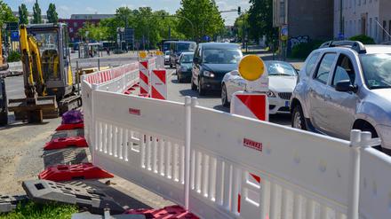 Die Baustelle in der Friedrich-Engels-Straße sorgt täglich für Staus.