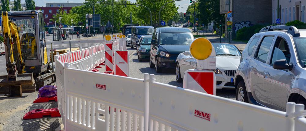 Die Baustelle in der Friedrich-Engels-Straße sorgt täglich für Staus.